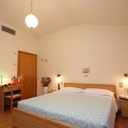 Hotel Villa Luca Chianciano Terme Szoba fotó